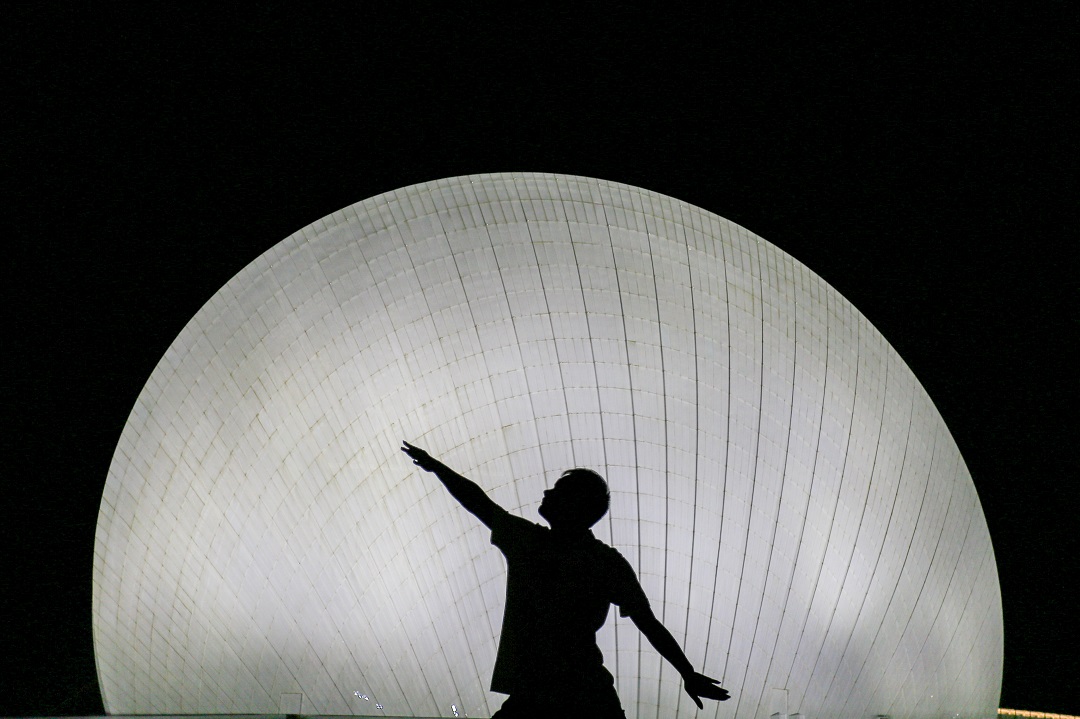 “舞”- 珠海 -真实的人生必定多彩多样，冲撞在一起才是一个完整的美-何平.jpg